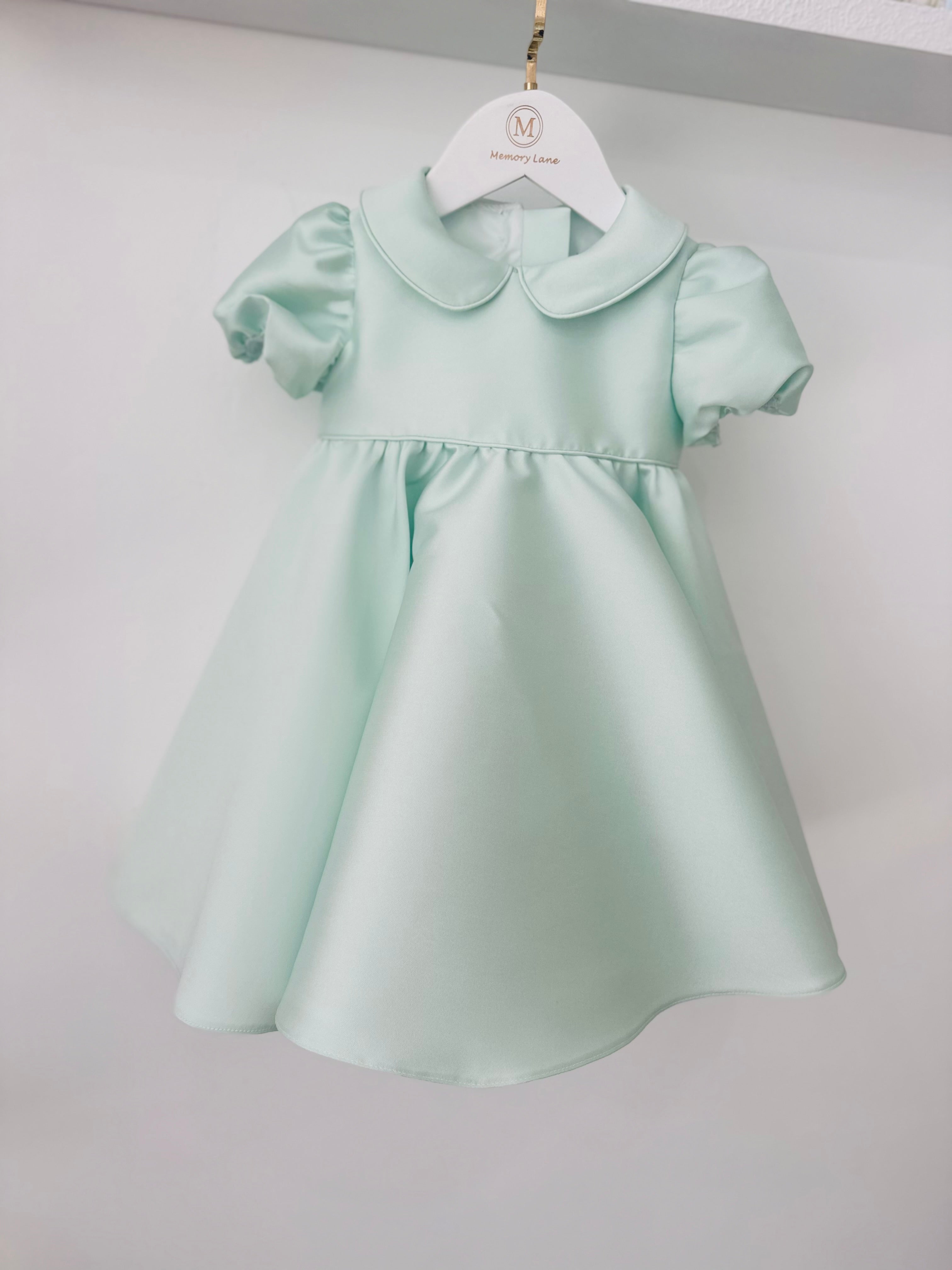 Dana Mikado Peter pan Neckline