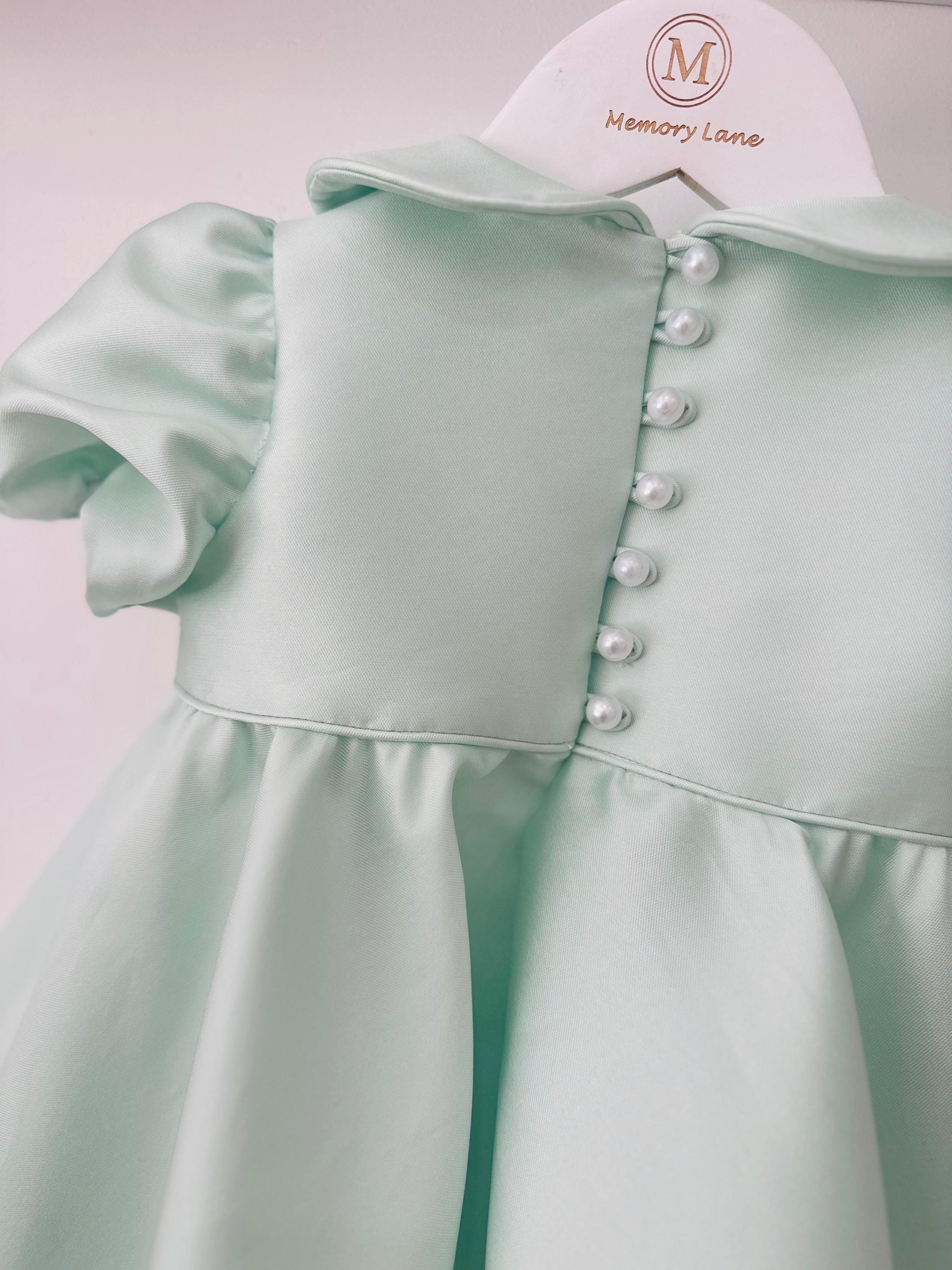 Dana Mikado Peter pan Neckline